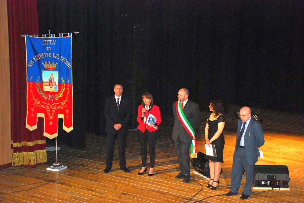 Il sindaco Giovanni Gaspari e il presidente del consiglio comunale Marco Calvaresi sul palco del Concordia in ricordo delle stragi di mafia