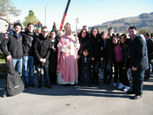Il Coro Parrocchiale con il Vescovo Gervasio (12-12-2010)