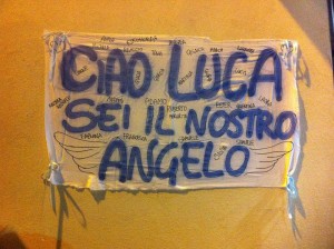 Lo striscione del Gruppo Giovani dedicato a Luca