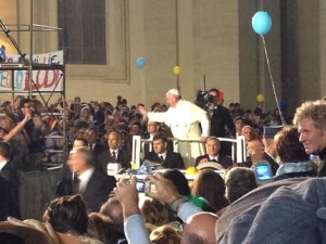 L'Ancora (61) - 22 - Roberto Mori - Papa Francesco saluta le Famiglie