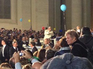 L'Ancora (61) - 23 - Roberto Mori - Papa Francesco saluta le Famiglie