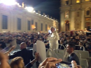 L'Ancora (61) - 24 - Roberto Mori - Papa Francesco saluta le Famiglie