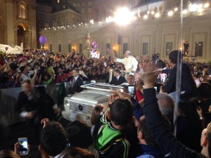 L'Ancora (61) - 25 - Roberto Mori - Papa Francesco saluta le Famiglie