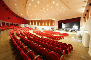 l'interno del teatro grande del Palariviera (diade.it)