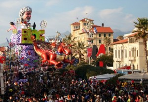 carnevale-viareggio-586x405