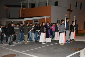 L'Ancora (070) - 04 - I Giovani di Valtesino, Via Crucis di Fratellanza