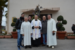 Valtesino - Sant'Antonio 2015 - Il Vescovo Carlo ed i Ministri straordinari della Comunione